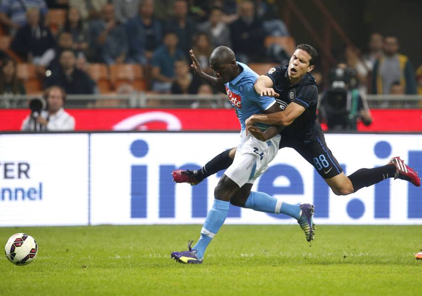 Hernanes finisce addosso a Koulibaly: niente rigore. Action Images
